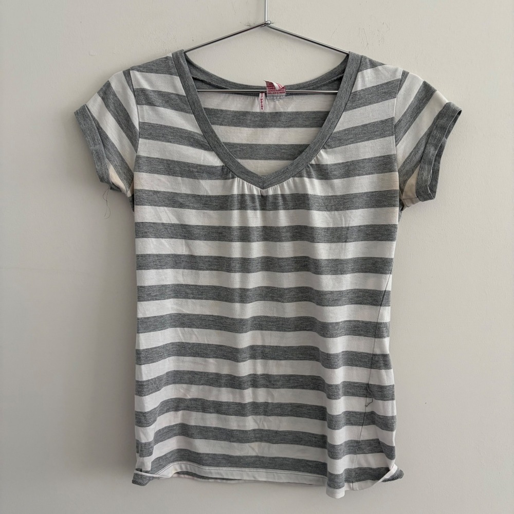 Red Point Womens Gray White Striped V-Neck Short Sleeve T-Shirt Size Medium